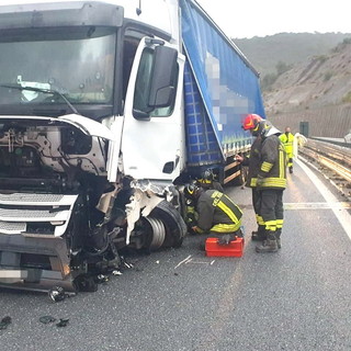 Castellaro: auto contro camion sulla A10, autostrada chiusa in direzione Imperia e lunghe code (Foto)