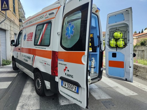 Santo Stefano al Mare: scontro auto-moto sull'Aurelia, 60enne in codice rosso a Pietra Ligure