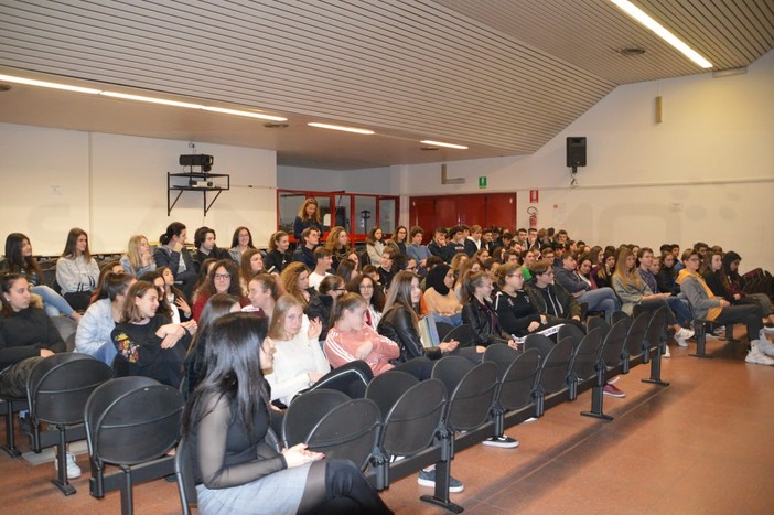 Ventimiglia: l'attore e comico Daniele Raco insieme a Ioculano e Malivindi al Liceo per parlare di ludopatia (Foto e Video)