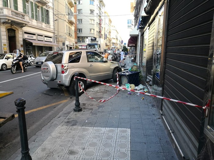 Sanremo: perde il controllo dell'auto e finisce contro la serranda di una libreria in via Roma (Foto)