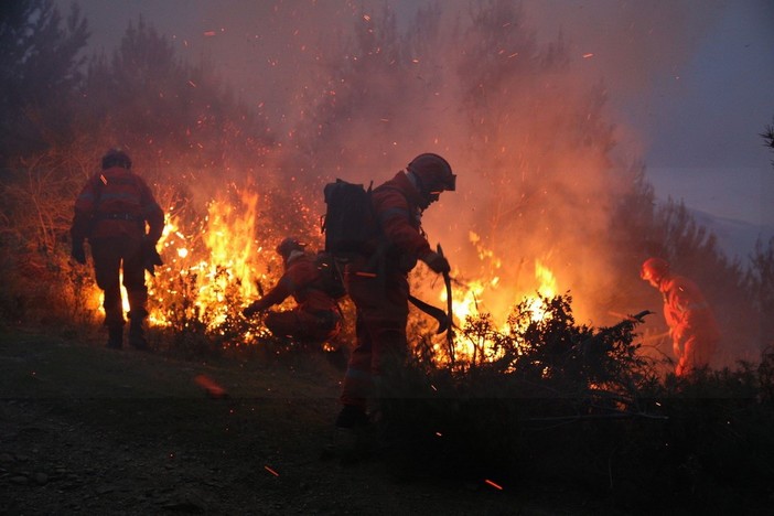 Sanremo: ha bruciato tutta la notte la collina della 'Villetta', in azione questa mattina in mezzi aerei