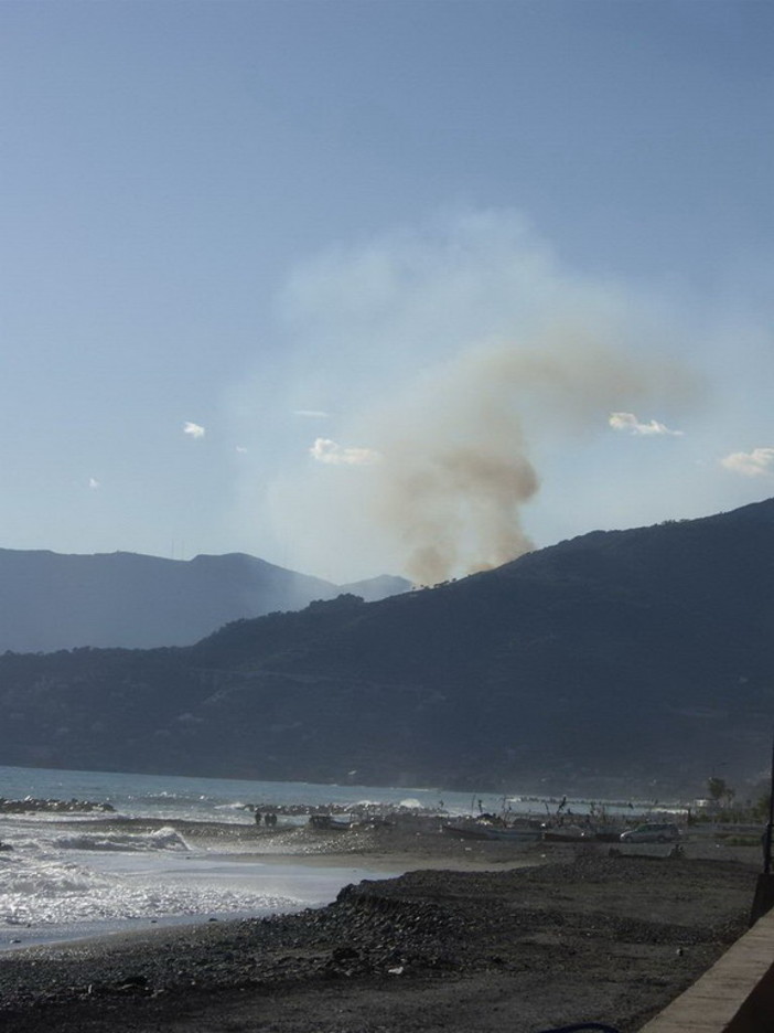 Mentone: incendio sopra l'autostrada che è stata chiusa al traffico per un paio d'ore