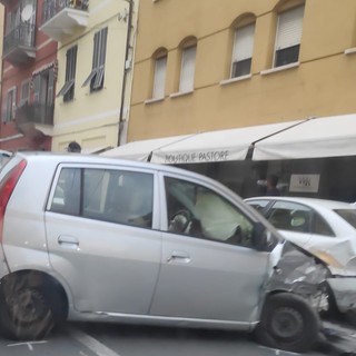 Finisce contro le auto parcheggiate a Ventimiglia, un ferito