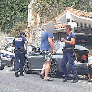 Smart distrugge lo specchietto dell'auto di alcuni turisti e fugge via: intervento della Polizia Locale