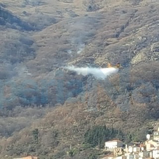 Conio: incendio boschivo ancora in atto, 20 ettari di bosco in fumo ed intervento di Canadair ed elicottero (Foto)