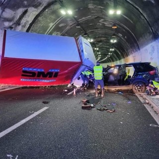 Incidente mortale di domenica notte sulla A10: la Bmw aveva percorso 500 metri contromano prima dello schianto