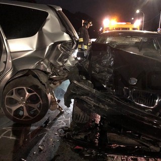 Taggia: perde il controllo dell'auto e si schianta contro due auto in sosta sull'argine del torrente Argentina (Foto)