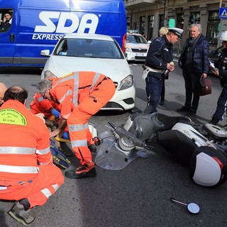 Sanremo: scontro moto-auto tra via Roma e corso Mombello, lievi ferite per una donna, traffico rallentato (Foto)