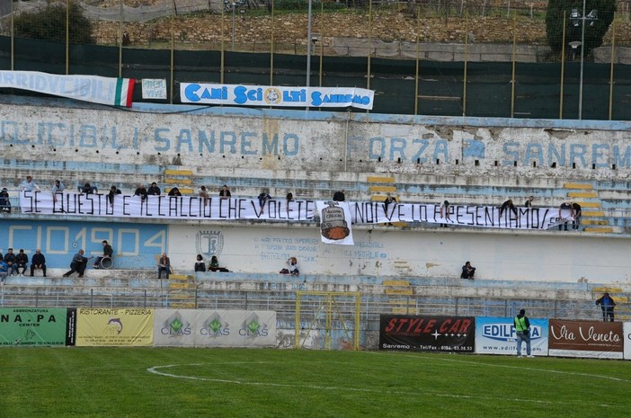 Calcio. Derby Unione Sanremo - Imperia, la pacifica protesta dei tifosi matuziani all'interno dello stadio Comunale