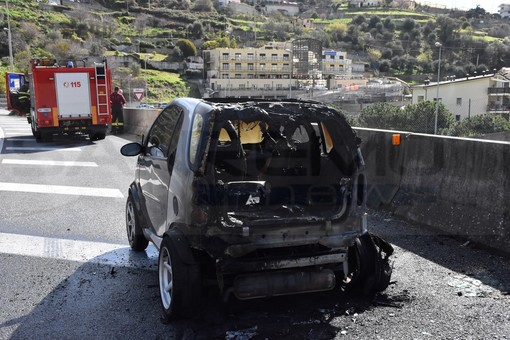 Sanremo: auto prende fuoco sull'Aurelia Bis, conducente riesce ad uscire in tempo (Foto)