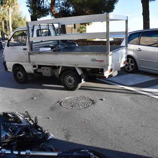 Sanremo: scontro tra una moto ed un furgoncino in corso Mazzini, giovane lievemente ferito (Foto)