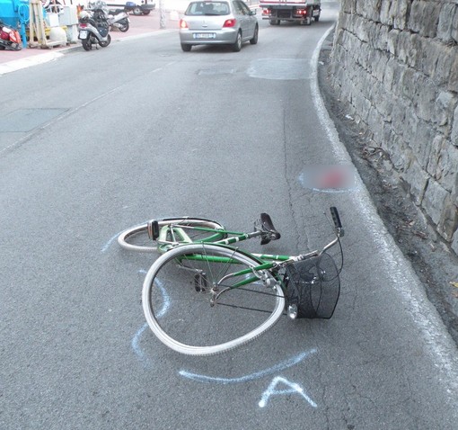 Sanremo: ciclista finisce a terra dopo uno scontro con uno scooter 'pirata', le indagini