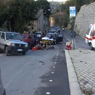 Pontedassio: spettacolare incidente sulla statale per Nava, 3 feriti lievi