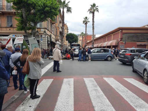 Ventimiglia: scontro auto-monopattino in via Roma, donna di 33 anni trasportata in ospedale (Foto)