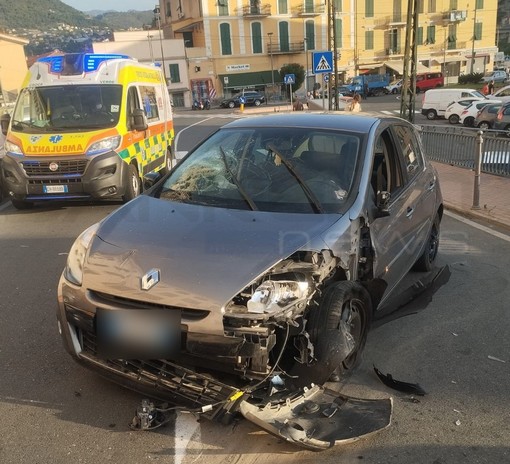 Ventimiglia: colpo di sonno alla guida, due ventenni feriti questa mattina in via Biancheri (Foto)