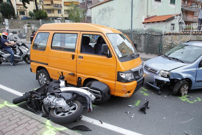 Sanremo: incidente in via San Francesco, coinvolte tre auto ed uno scooter. Centauro lievemente ferito (Foto)