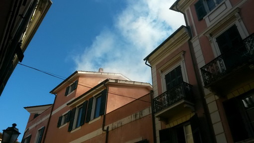 Imperia: incendio alla canna fumaria nel palazzo della San Paolo in via San Maurizio a due passi da via Cascione, intervento dei Vvf