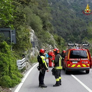 Grave incidente a Olivetta San Michele sulla statale 20, motociclista piemontese perde una gamba nell'impatto con il guard rail (Foto)