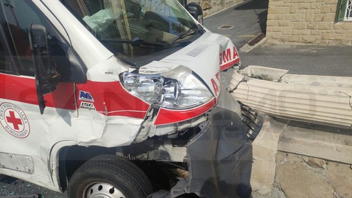 Sanremo: ambulanza della Croce Rossa contro un muretto in corso Marconi, due feriti lievi (Foto)