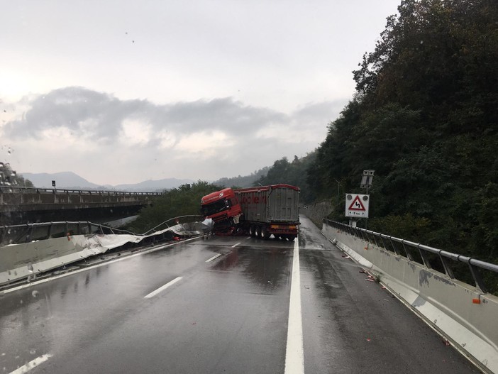 Incidente sull'Autostrada A 6 tra Ceva e Millesimo: coinvolto un Tir e problemi alla circolazione verso la Liguria (Foto)