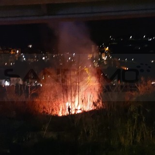 Ventimiglia: piccolo incendio di un canneto sul fiume Roya, intervento dei Vigili del Fuoco (Foto)