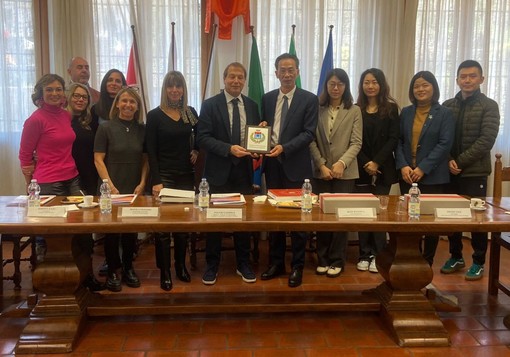 Dolceacqua: ricevuto in Comune il Vice Presidente dell’Associazione del Popolo del Jiangsu per l’Amicizia con l’Estero