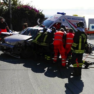 Sanremo: incidente in via Val d'Olivi, 76enne incastrata tra le lamiere in gravi condizioni. Intervento del Vigili di Fuoco e 118 (foto)