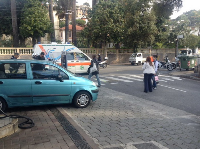 Sanremo: scontro tra uno scooter ed un'auto in corso Cavallotti, 20enne trasportata in ospedale