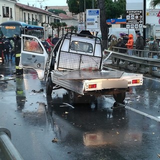 Camporosso: scontro tra due mezzi sul ponte del Nervia, un ferito grave e traffico paralizzato per un'ora (Foto)