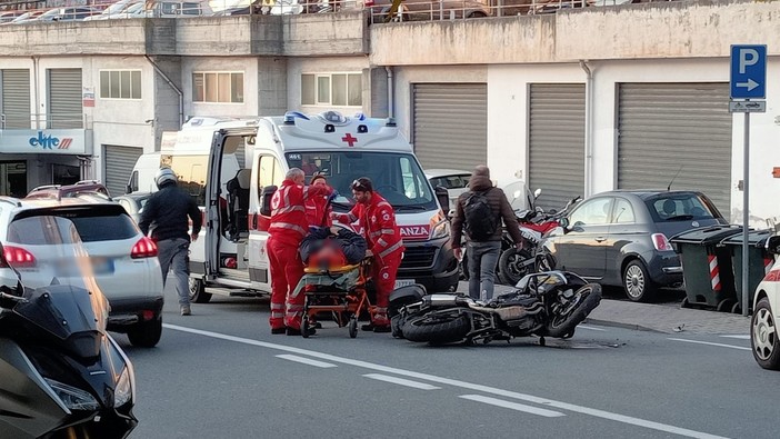 Sanremo: cade con la moto in via San Francesco, 57enne trasportato in ospedale (Foto)