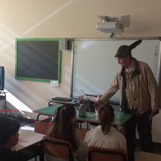 Cipressa: in occasione della ricorrenza del 4 novembre, gli alunni della Primaria incontrano un Alpino (Foto)