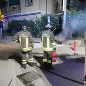 Sanremo: incendio su un terrazzo a Bussana e ad alcuni cassonetti in Valle Armea, intervento dei Vvf