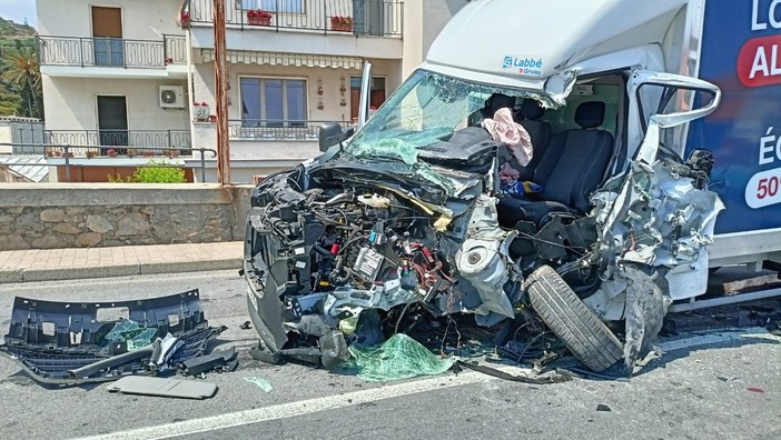 Scontro frontale sull'Aurelia in Arziglia tra un furgone e un bus della Rt, uomo in gravi condizioni