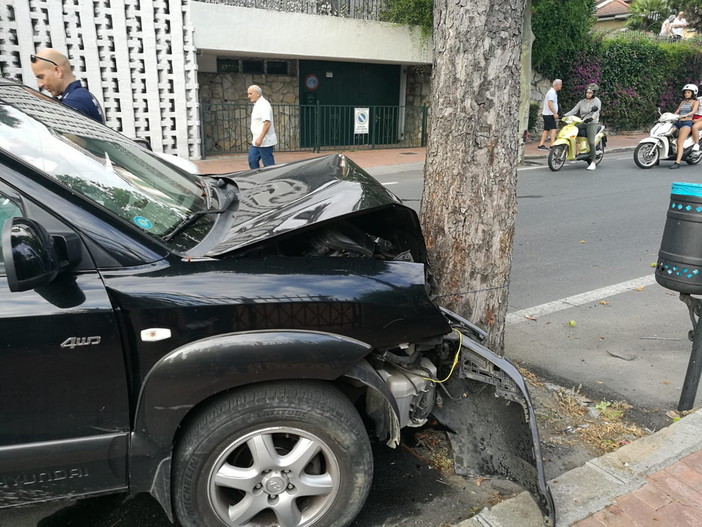 Bordighera: perde il controllo del Suv e finisce contro un albero, grave incidente sulla via Romana (Foto)