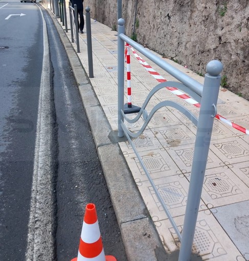 Sanremo: troppo parcheggio 'selvaggio' in corso Matuzia, il Comune installa i dissuasori (Foto)
