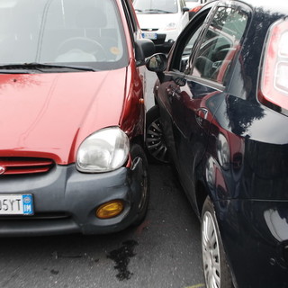 Sanremo: scontro tra due auto in strada San Pietro, una donna leggermente ferita