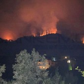 Spento l'incendio boschivo di Montalto Carpasio prosegue quello del monte Faudo, in arrivo i mezzi aerei