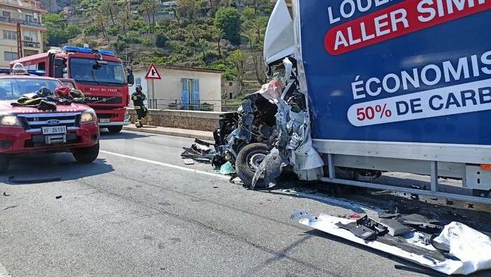 Bordighera: incidente sull'Aurelia in Arziglia, ecco il video dello schianto tra furgone e bus