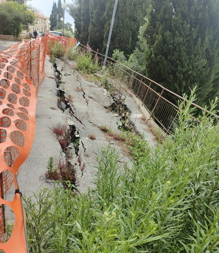 Sanremo: via Vallarino sprofonda, il Sindaco Mager &quot;Abbiamo fatto visita prima delle elezioni, il problema si risolve per via giuridica&quot;