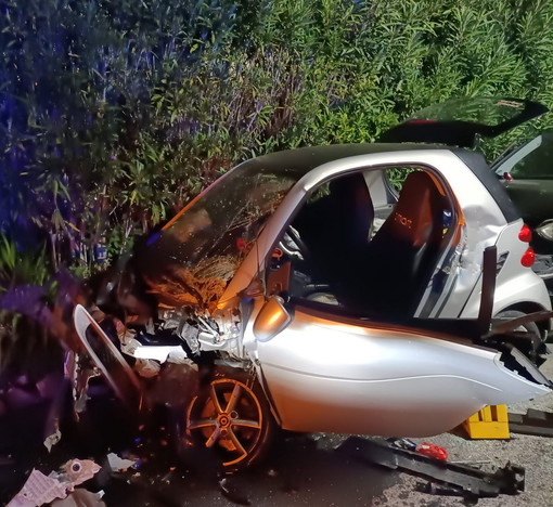 Ospedaletti: scontro tra due auto stanotte sull'Aurelia, mezzi distrutti e due persone in ospedale (Foto)