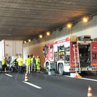 Scontro tra un'auto e un camion sull'autostrada A10 tra Andora e Albenga: c'è un morto