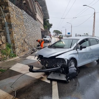 Ospedaletti: olio sull'asfalto e auto carambola da un parte all'altra rischiando di finire di sotto (Foto)