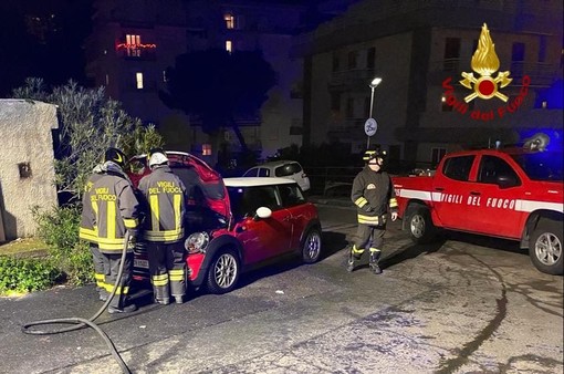 Sanremo: macchina prende fuoco in via Serenella, pronto intervento dei Vigili del Fuoco (Foto)