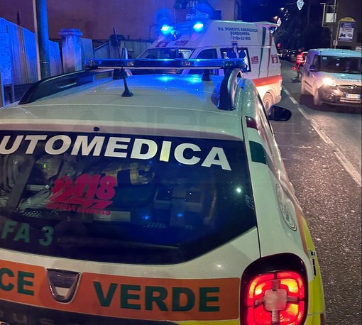 Bordighera: finisce fuoristrada e rimane in bilico sull'Aurelia, conducente trasportato in ospedale