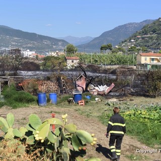Camporosso: piccolo incendio di sterpaglie in località San Giacomo, spento in pochi minuti dai Vvf