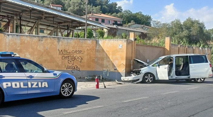 Camporosso: vanno a sbattere con l'auto sulla provinciale verso Dolceacqua, due donne ferite (Foto e Video)