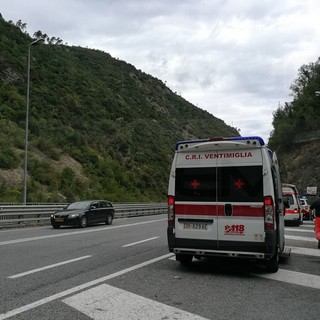 Ventimiglia: esplode uno pneumatico, coppia di cuneesi cade sulla Statale 20 all'altezza di Airole (Foto)