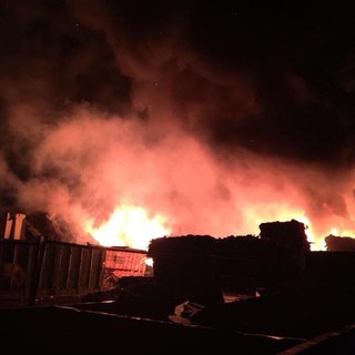 L'incendio di Cairo Montenotte (foto da SavonaNews)