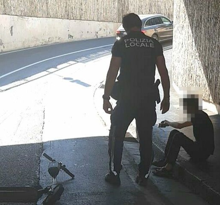 Sanremo, cade dal monopattino e si ferisce: 59enne trasportato in ospedale (Foto)
