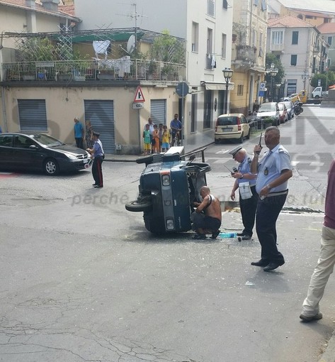 Taggia: Apecar si ribalta sulla Provinciale, conducente lievemente ferito ma mezzo distrutto